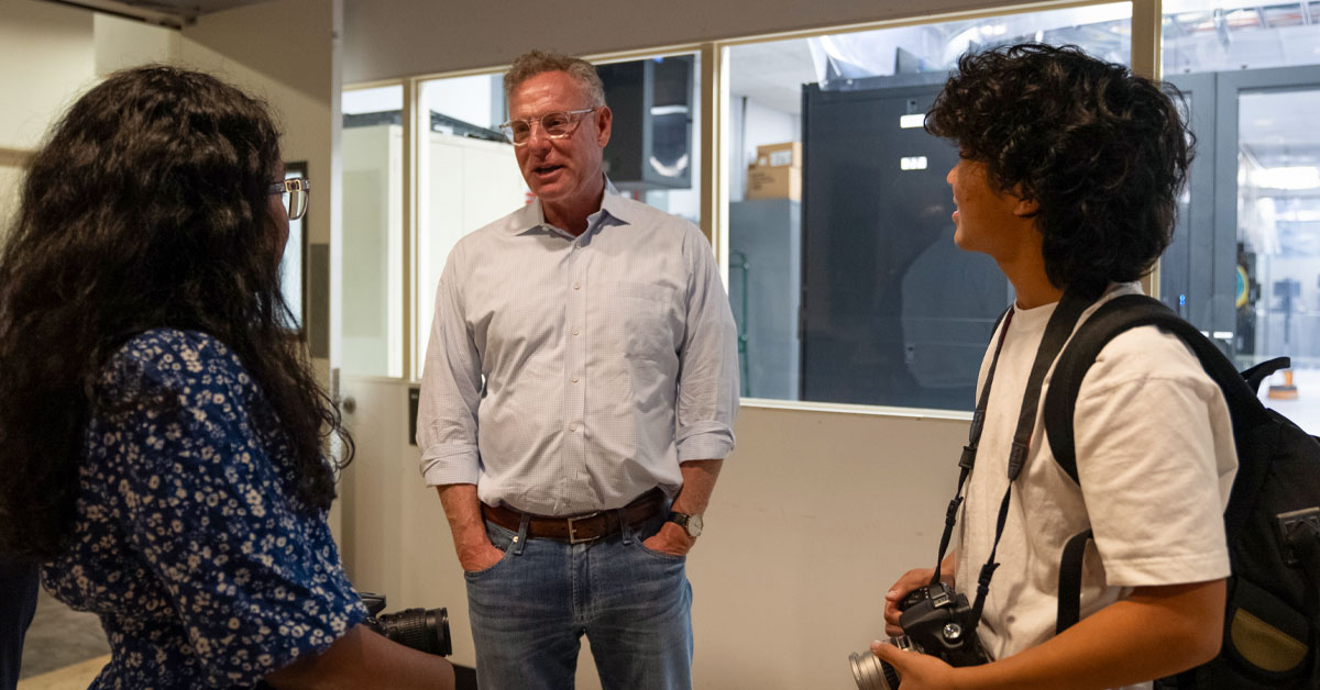 Congressman Scott Peters talks with high school students at SDSC